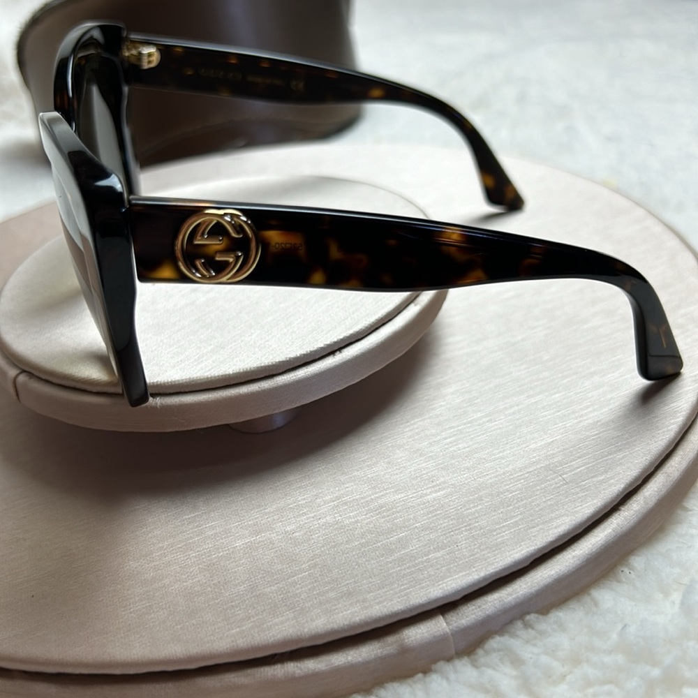 Gucci Sunglasses with Case. #20 - Picture 7 of 12